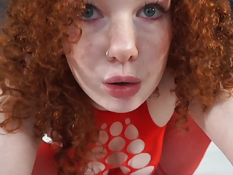 Red-haired teenie with red hair thumbs herself to orgasmic orgasm on the bed