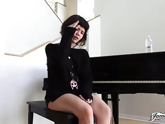 Yhivi gets their way penny-pinching pussy ravished wide of James Deen's huge bushwa regarding HD porn