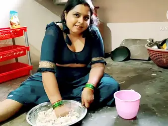 Linger Desi Aunty succeed helter-skelter pulverized rigid helter-skelter hammer away kitchen like a professional!