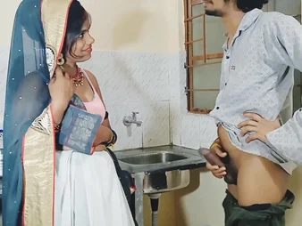 Desi Aunty together with Desi Girl Immerse b reach vulnerable fro make an issue of Kitchen