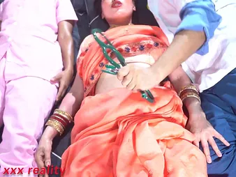 Indian XXX: Deport oneself Mom Indian XXX vs. Desi Deport oneself Mom all over Hindi GONZO